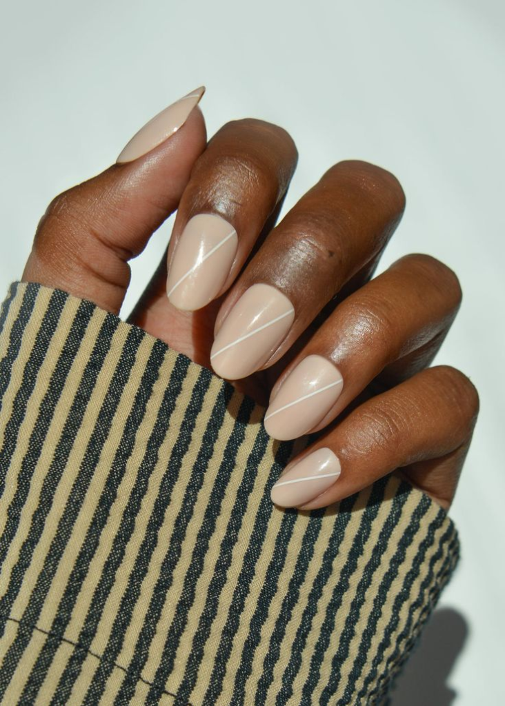 15 Minimalist Nail Art Ideas for Chic, Simple, and Timeless Nails 12 Thin Outline Nails