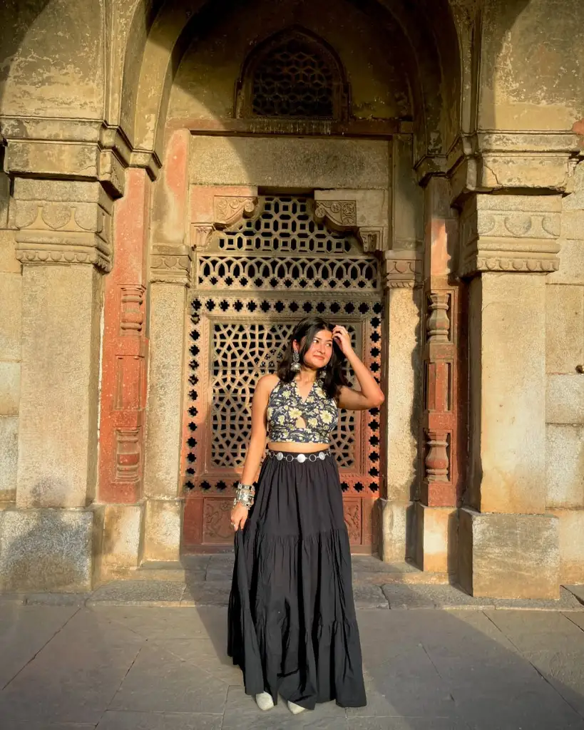 Black Maxi Skirt Outfit Ideas for a Stylish Look 1 Black Maxi Skirt