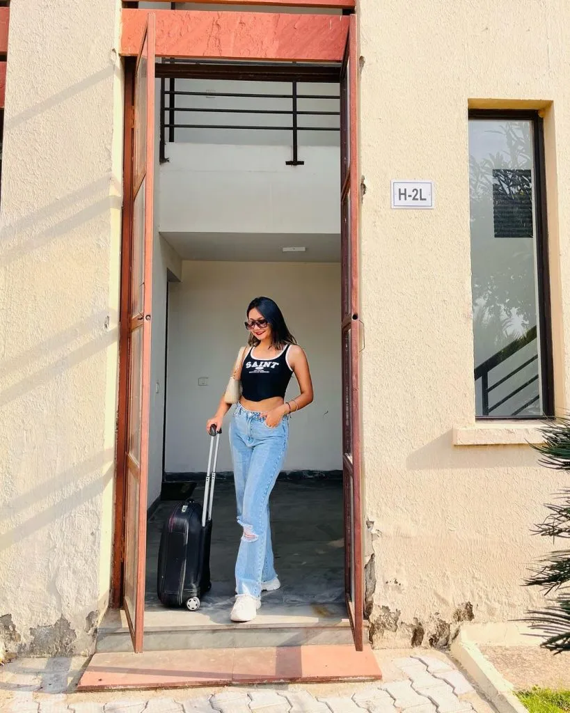 Roadtrip Outfit Ideas for Comfort and Style on the Go 11 Casual Chic in Denim and Cotton