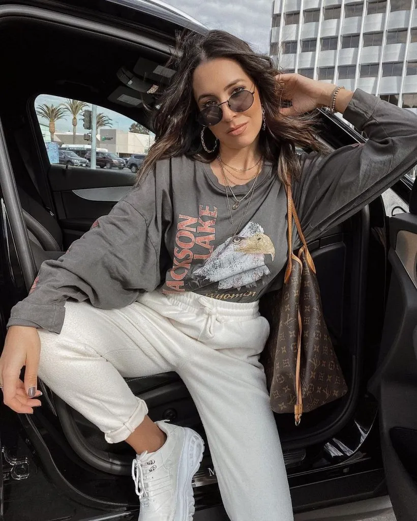 Roadtrip Outfit Ideas for Comfort and Style on the Go 8 Graphic Tees and Effortless Ease