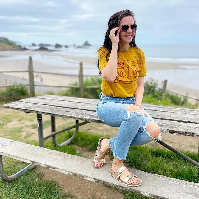 Roadtrip Outfit Ideas for Comfort and Style on the Go 14 Retro Vibes and Relaxed Denim