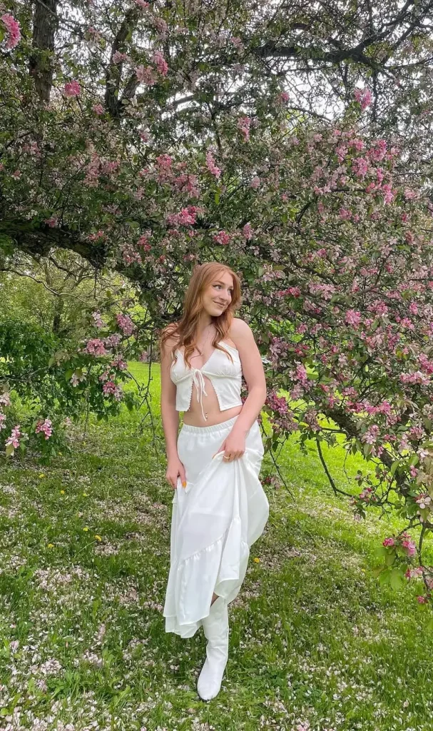 White Maxi Skirt Outfit Ideas for a Chic Look 3 Romantic Cottagecore Charm