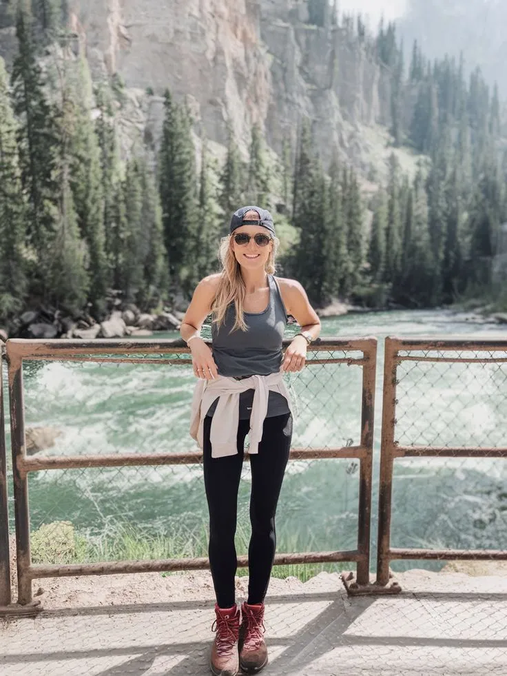 Hiking Outfits for Stylish and Comfortable Adventures 2 bb2c851a654df73c355d7ee2e174fb79