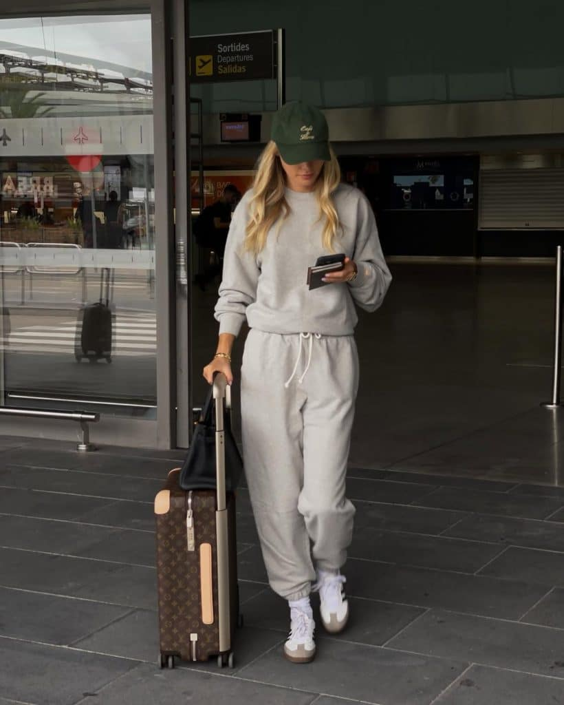 9 Best Airport Outfit Summer Stay Cool and Stylish 4 image 160