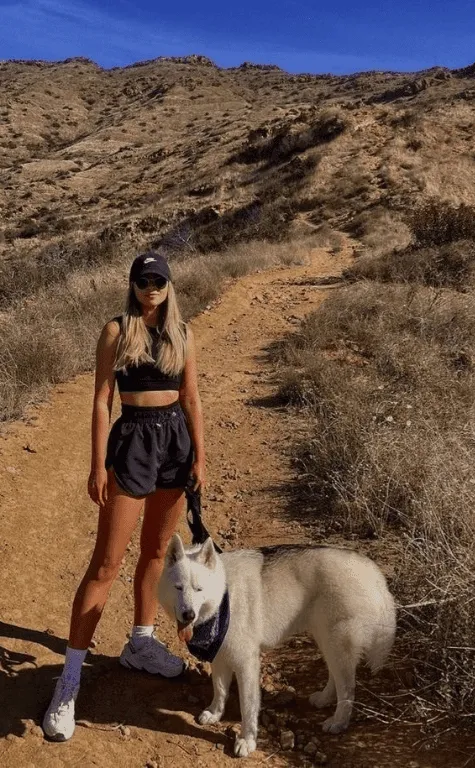 Hiking Outfits for Stylish and Comfortable Adventures 9 outfits for hiking date outfits10
