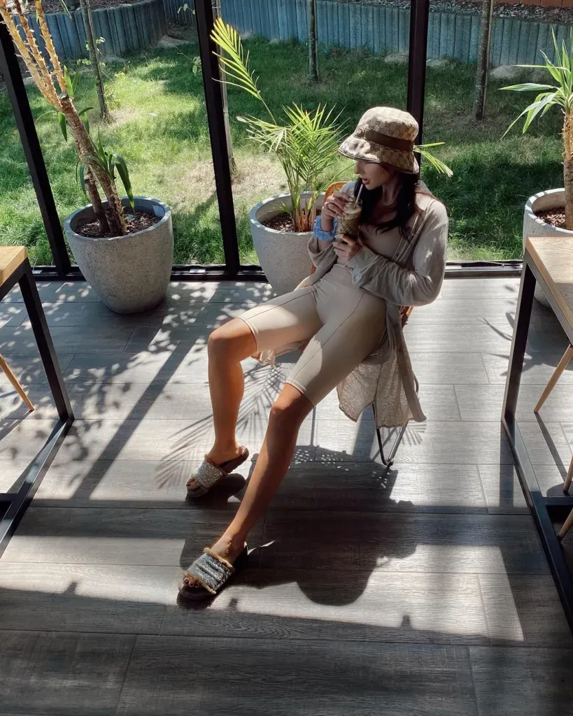 Stylish Biker Shorts Outfit Ideas for Everyday Wear 2 BIKER SHORTS AND BUCKET HAT