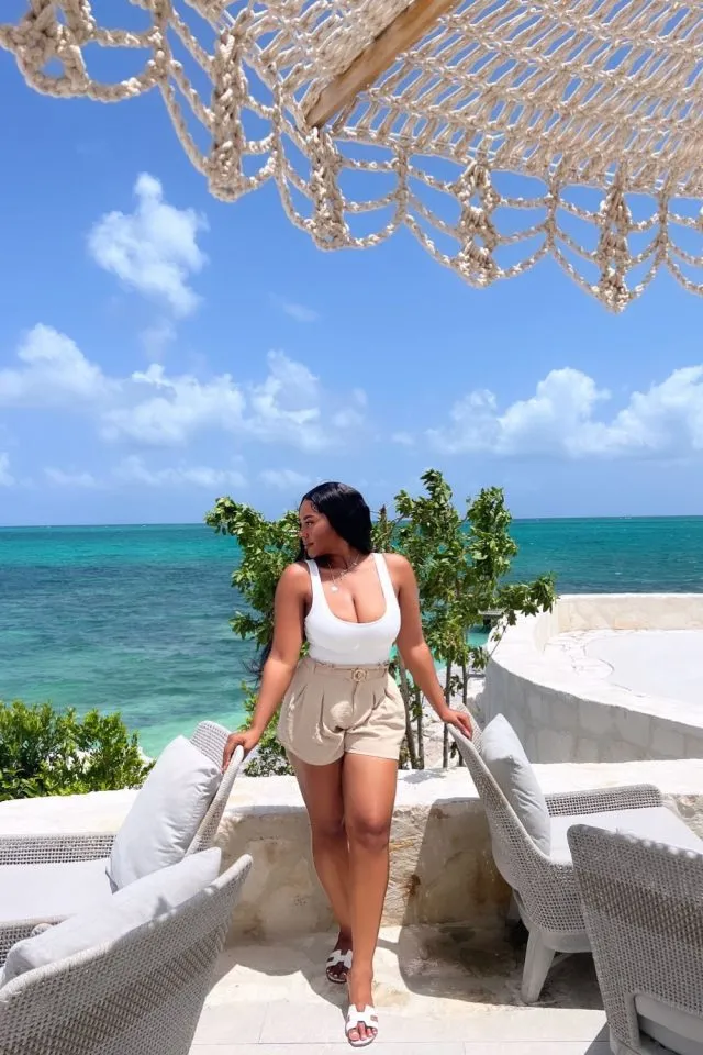 Bahamas Outfit Ideas for Every Island Occasion 16 Bahamas Outfits 14 640x960 1