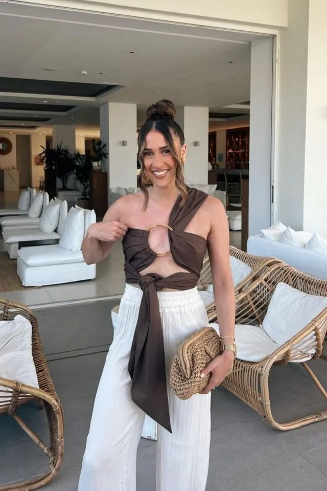 Greece Outfit Ideas for Stunning Vacation Looks 14 Greece Outfits 11 640x960 1