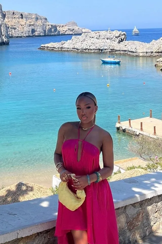 Greece Outfit Ideas for Stunning Vacation Looks 7 Greece Outfits 28 640x960 1
