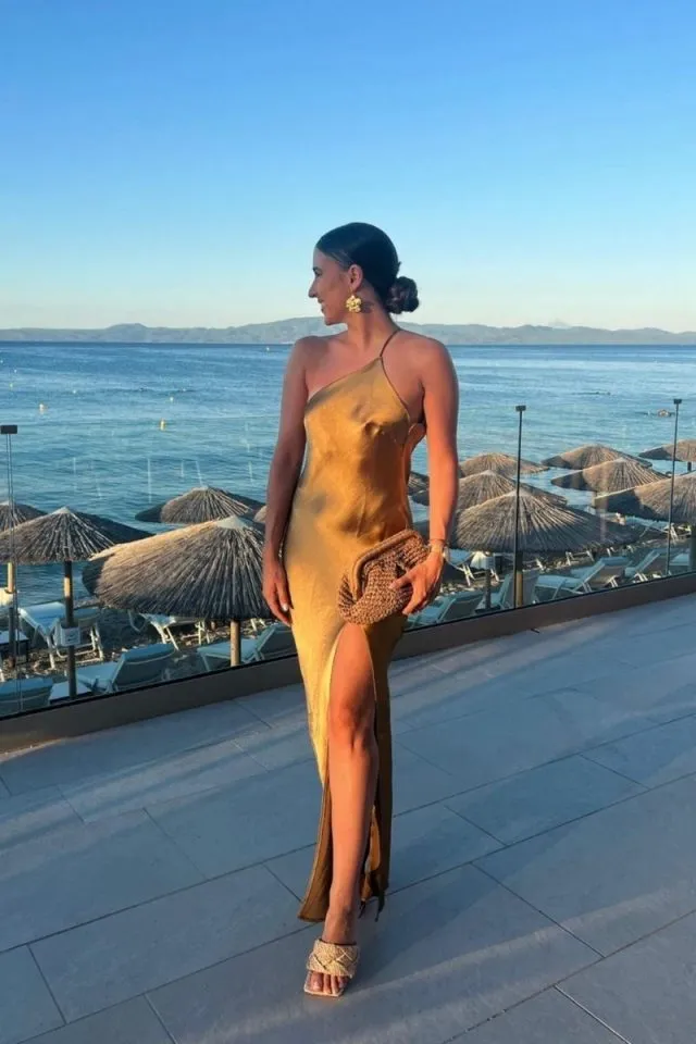 Greece Outfit Ideas for Stunning Vacation Looks 6 Greece Outfits 9 640x960 1