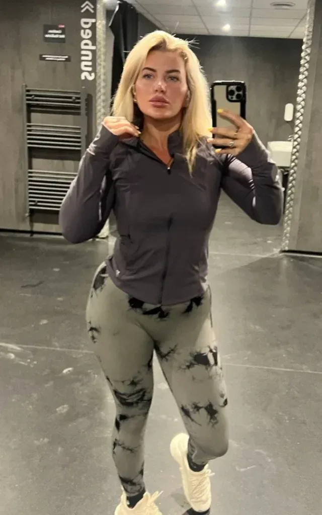 Gym Outfit Ideas to Boost Your Workout Style 15 Gym outfit ideas32 640x1024 1