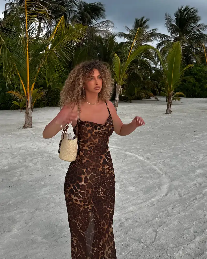 Stylish Summer Beach Outfit Ideas for Women 10 image 38