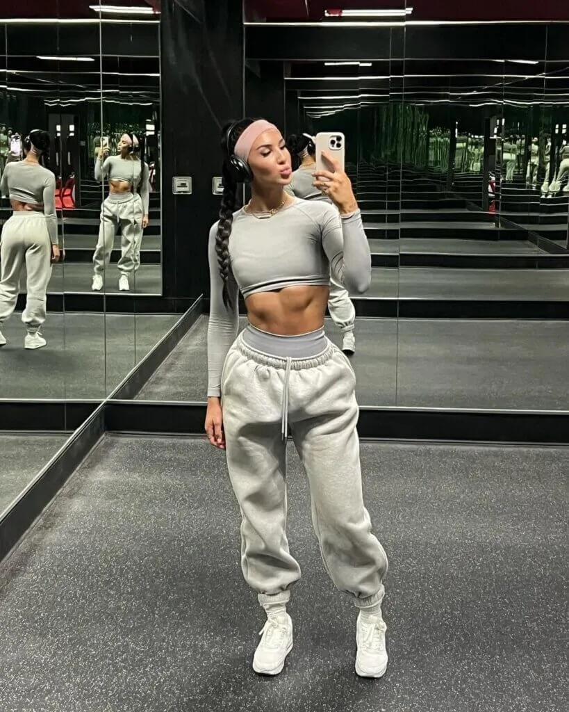 Stylish Comfortable Workout Outfits for Every Move 7 workout style 819x1024 1 1